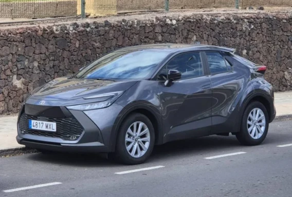 Toyota C-HR Hybrid (Automată, 1.8 L, 5 locuri)